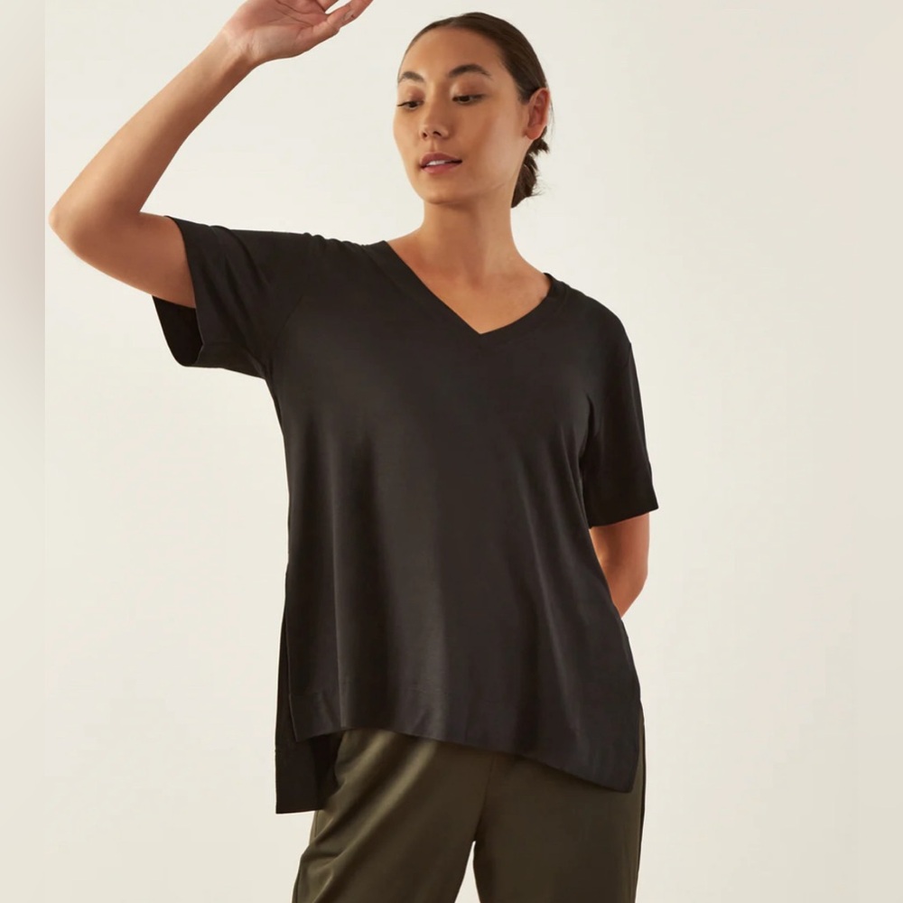 ADAY Necessi T-shirt, Womens M, EUC, black